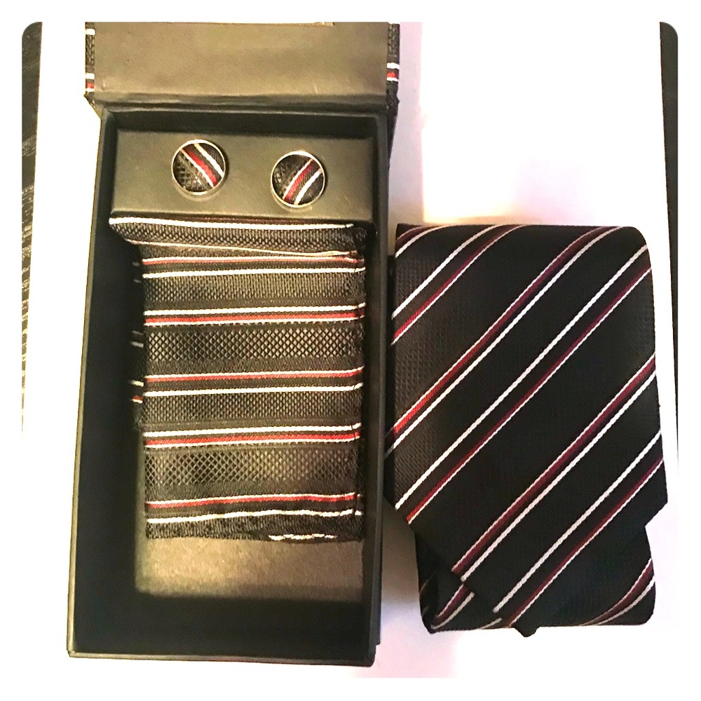 Tie, pocket square, cuff link set.